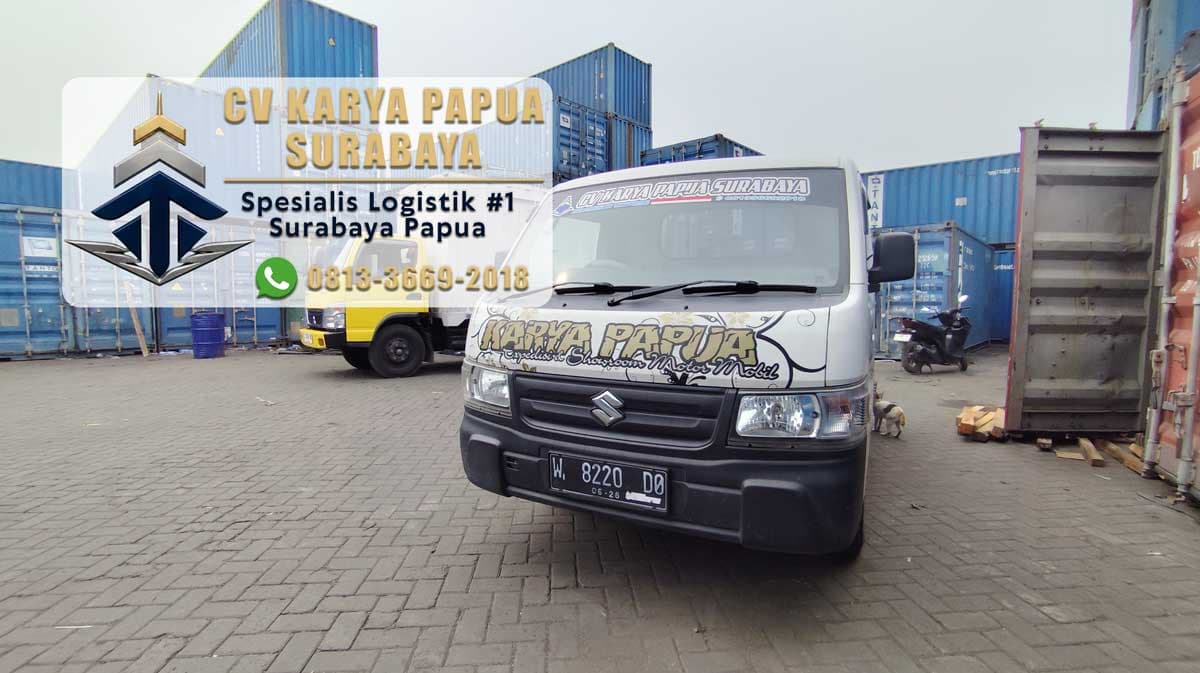 Tim kurir logistik memuat barang eceran dari toko ritel lokal ke dalam mobil box