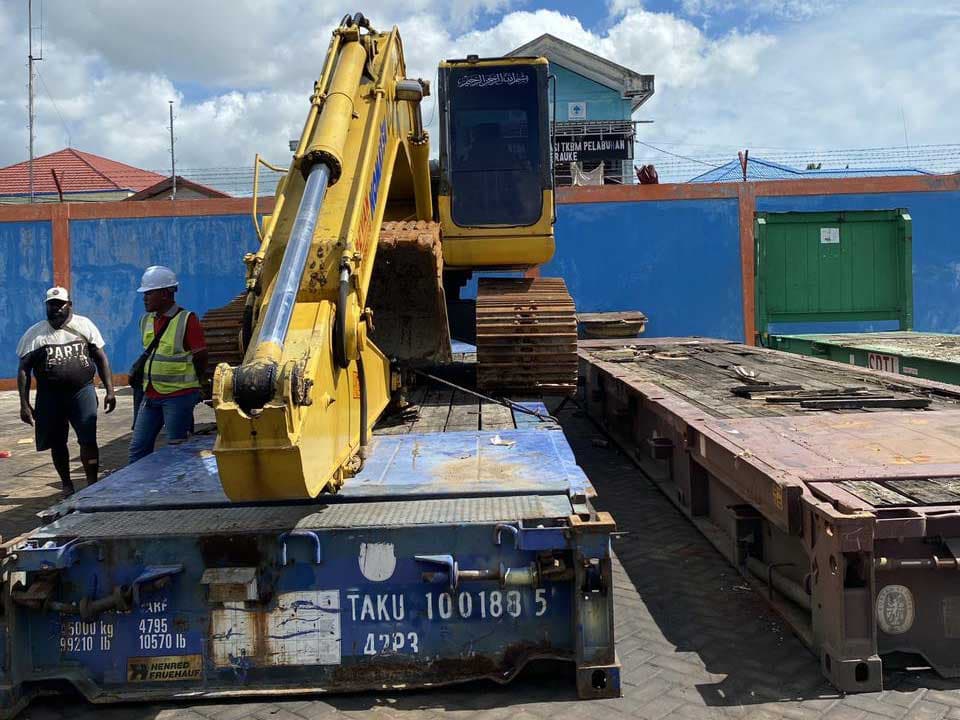 Excavator yang siap dikirim via kapal kargo dari Surabaya ke Timika
