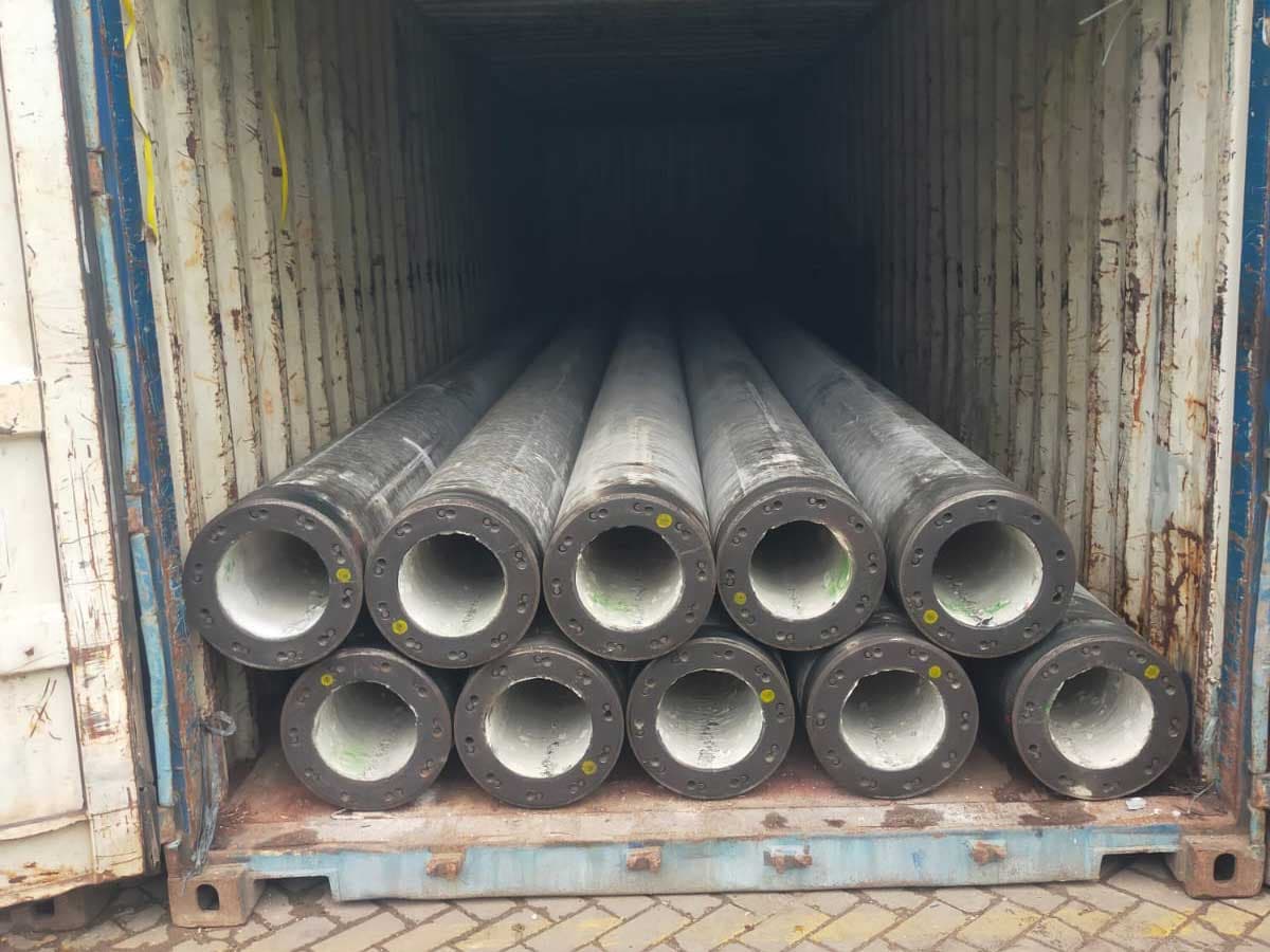 Proses pengiriman material tiang pancang untuk konstruksi di Timika