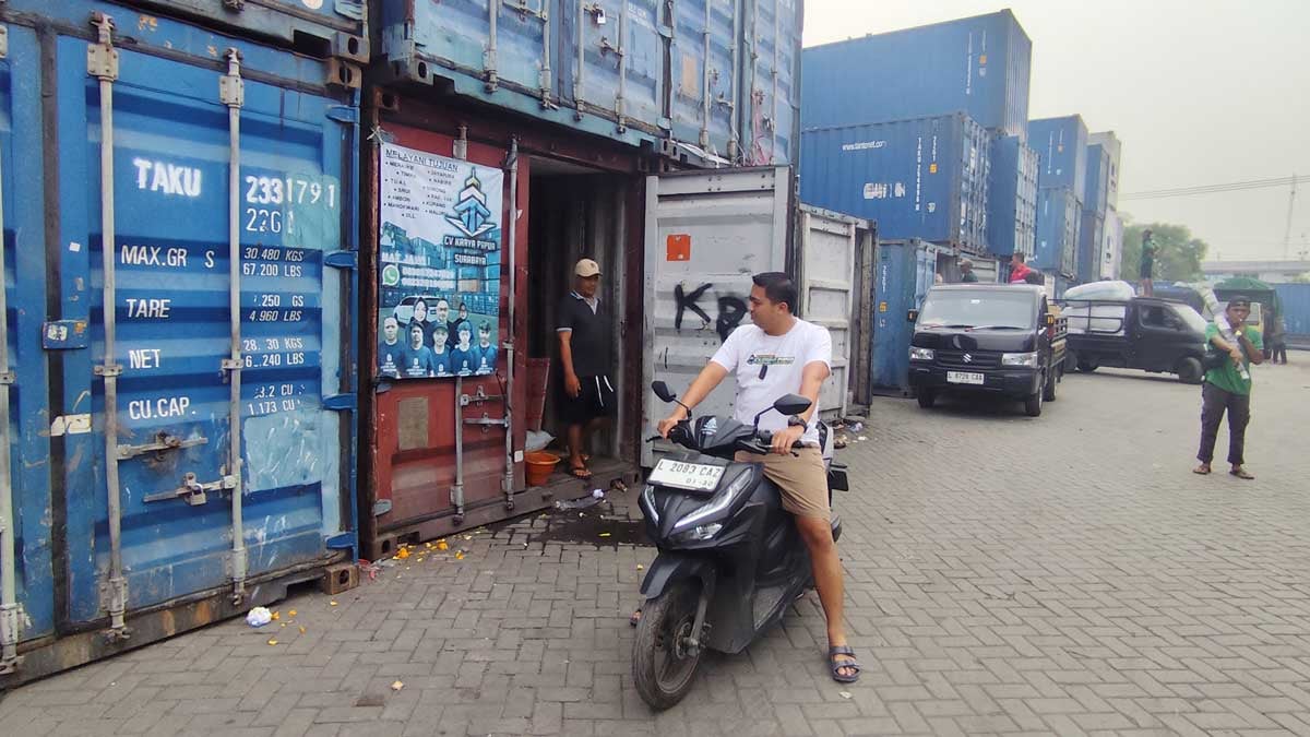 Aktifitas Operasional Di Gudang Karya Papua Logistik - Karya Papua Logistik Ekspedisi Kargo Laut Surabaya Papua