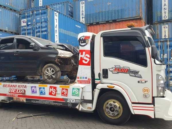 Proses Towing Mobil Laka - Karya Papua Logistik Ekspedisi Kargo Laut Surabaya Papua