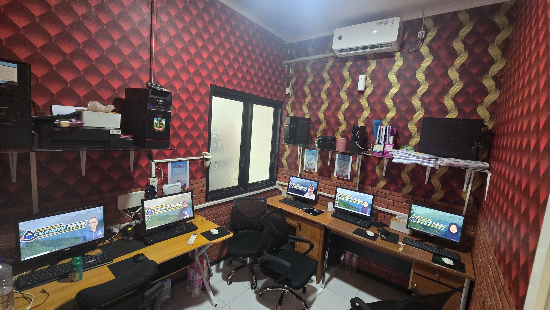 Aktivitas operasional tim logistik dan kargo laut CV Karya Papua Surabaya